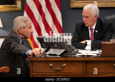 11. März 2020, Washington, District of Columbia, Vereinigte Staaten von Amerika: Vizepräsident Mike Pence trifft sich mit Dr. Anthony S. Fauci, Direktor des National Institute of Allergy and Infectious Diseases Mittwoch, 11. März 2020, in seinem Büro im Westflügel des Weißen Hauses. Vize-Präsident Mike Pence, Dr. Anthony S. Fauci. (Kreditbild: © SMG via ZUMA Wire) Stockfoto