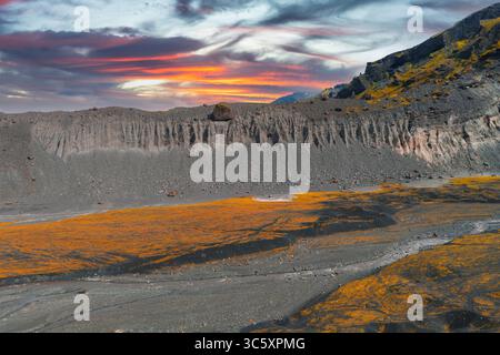 Dramatische isländische Landschaft bei Sonnenuntergang mit zerklüfteter Klippe Stockfoto