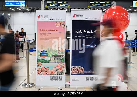 Almaty, Kasachstan. 30. Juli 2025. Plakate der neuen Flugstrecke zwischen Peking und Almaty sind am 30. Juli 2025 auf dem Almaty International Airport in Kasachstan zu sehen. Die chinesische Fluggesellschaft Air China startete am Mittwoch eine direkte Flugreise zwischen Peking und Almaty, Kasachstan, mit einer Zeremonie am Almaty International Airport für den Erstflug. Quelle: Li Renzi/Xinhua/Alamy Live News Stockfoto