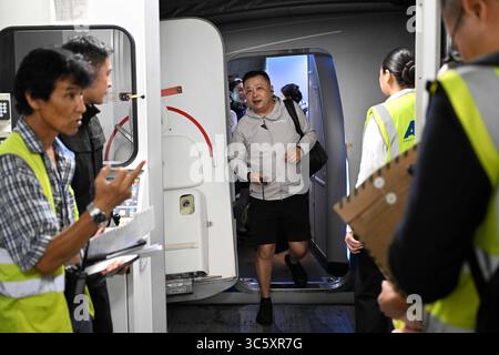 Almaty, Kasachstan. 30. Juli 2025. Ein Passagier der neuen Flugstrecke zwischen Peking und Almaty verlässt die Kabine am Almaty International Airport in Almaty, Kasachstan, am 30. Juli 2025. Die chinesische Fluggesellschaft Air China startete am Mittwoch eine direkte Flugreise zwischen Peking und Almaty, Kasachstan, mit einer Zeremonie am Almaty International Airport für den Erstflug. Quelle: Li Renzi/Xinhua/Alamy Live News Stockfoto