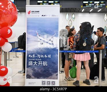 Almaty, Kasachstan. 30. Juli 2025. Ein Poster der neuen Flugstrecke zwischen Peking und Almaty ist am 30. Juli 2025 am Flughafen Almaty in Kasachstan zu sehen. Die chinesische Fluggesellschaft Air China startete am Mittwoch eine direkte Flugreise zwischen Peking und Almaty, Kasachstan, mit einer Zeremonie am Almaty International Airport für den Erstflug. Quelle: Li Renzi/Xinhua/Alamy Live News Stockfoto