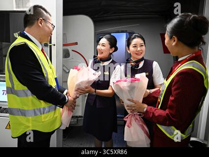 Almaty, Kasachstan. 30. Juli 2025. Stewardessen, die den ersten Flug von Peking nach Almaty planen, werden am 30. Juli 2025 auf dem Almaty International Airport in Almaty, Kasachstan, begrüßt. Die chinesische Fluggesellschaft Air China startete am Mittwoch eine direkte Flugreise zwischen Peking und Almaty, Kasachstan, mit einer Zeremonie am Almaty International Airport für den Erstflug. Quelle: Li Renzi/Xinhua/Alamy Live News Stockfoto