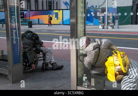 April 2020, New York City, New York, USA: New York, New York City, zur Zeit des Coronavirus. Wo Obdachlose untergebracht werden sollen, ist während der Pandemie zu einem großen Problem geworden. Nervös, in den Tierheimen zu bleiben, haben Tausende in die Straße genommen. (Bild: © Alison Wright/ZUMA Wire) Stockfoto