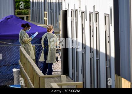 April 2020 - New Orleans, Louisiana, USA - Hospitalmann Melissa Bilbrey, links, und Hospitalmann Ana SierraCrispin von der Expeditionary Medical Facility New Orleans Detachment führen Wellness-Checks in der Personal Housing Unit (PHU) zur Unterstützung der COVID-19-Reaktion des Verteidigungsministeriums durch, New Orleans, La, 9. April 2020. Das PHU wurde für symptomatische Patienten entwickelt, die aus Notfallabteilungen des örtlichen Krankenhauses mit ausstehenden COVID-19-Testergebnissen verlegt wurden. Der EMF arbeitet in Abstimmung mit Bundes-, Landes- und lokalen Gesundheitsbeamten, um sicherzustellen, dass Ausrüstung und Ressourcen vorhanden sind und operativ sind Stockfoto
