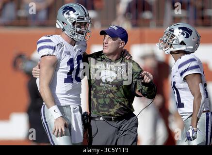 9. November 2019, Austin, USA: Der Kansas State Quarterback Skylar Thompson (10) spricht mit Cheftrainer Chris Klieman, nachdem er am Samstag, den 9. November 2019, im Royal Texas Memorial Stadium in Austin, Texas einen Touchdown gegen Texas abgegeben hatte. (Kreditbild: © TNS via ZUMA Wire) Stockfoto