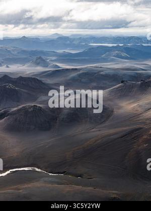 Aus der Vogelperspektive auf Islands vulkanisches Hochland mit gewundenem Fluss Stockfoto