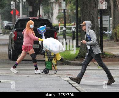 16. April 2020, Orlando, FL, USA: Fußgänger gehen in Deckung auf die Church St. während eines nassen Regens in der Innenstadt von Orlando, Donnerstag, 16. April 2020. Der Regen wird dringend benötigt, da Zentral-Florida Dürrebedingungen ausgesetzt ist. Das Wetter wird hier bleiben, und die Vorhersage sieht bis Samstag Duschen vor. (Kreditbild: © TNS via ZUMA Wire) Stockfoto