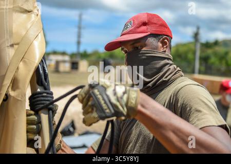 14. April 2020 – Hagatna, Guam – die US-Luftwaffe, die der 554. Red Horse Squadron zugewiesen wurden, stellten am 14. April 2020 einen Rahmen eines modularen Zeltes als Teil eines EMEDS-Systems (Emergency Medical Support) im Naval Hospital Guam auf. Nach seiner Einführung wird das EMEDS-System die medizinische Versorgung der Seeleute des Flugzeugträgers USS Theodore Roosevelt (CVN 71) erleichtern, indem es die Kapazität des Naval Hospital Guam um 43 reguläre Betten und 18 Betten auf Intensivstationen erweitert. (Kreditbild: © Omar Powell/USA Marineblau/ZUMA Wire/ZUMAPRESS.com) Stockfoto