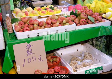 Lian Wu oder Wachsäpfel (Syzygium malaccense) zum Verkauf und zur Ausstellung auf einem traditionellen Freiluftmarkt in Taipeh, Taiwan. Stockfoto