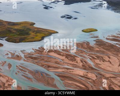 Luftaufnahme des geflochtenen Flusssystems und der Green Island in Island Stockfoto