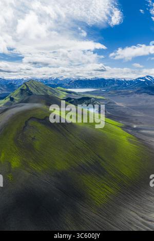 Blick aus der Vogelperspektive auf den grünen bedeckten Berg und die vulkanische Landschaft in Island Stockfoto