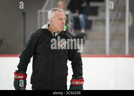 22. April 2020, St. Paul, MN, USA: Minnesota Wild Interim Head Coach Dean Evason leitet Training am Tria Rink in St. Paul, Minn. (Bild: © TNS via ZUMA Wire) Stockfoto