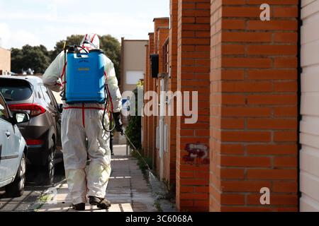 24. April 2020, Yebes, GUADALAJARA, SPANIEN: Ein Mann desinfiziert die Straße von Yebes während der COVID-19-Pandemie am 24. April 2020 in Madrid, Spanien (Credit Image: © Oscar J. Barroso/AFP7 Via ZUMA Wire) Stockfoto