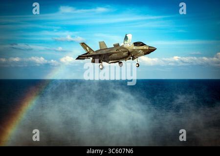 18. April 2020 - Südchinesisches Meer - ein F-35B Lightning II Kampfflugzeug mit Marine Medium Tiltrotor Squadron (VMM) 265 (verstärkt), 31st Marine Expeditionary Unit (MEU), bereitet sich auf die Landung auf dem Flugdeck des amphibischen Angriffsschiffs USS America (LHA 6) während des Flugbetriebs vor. Marines und Seeleute an Bord der USA führen während des Fluges regelmäßig Flugoperationen durch, um ihre Bereitschaft zu erhalten, auf Eventualitäten zu reagieren. America, Flaggschiff der America Expeditionary Strike Group, 31st MEU Team, ist im Einsatzgebiet der 7th Fleet tätig, um die Interoperabilität mit Verbündeten zu verbessern Stockfoto