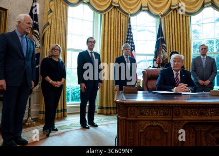 24. April 2020, Washington, District of Columbia, USA: US-Präsident Donald J. Trump nimmt am 24. April 2020 an einer Unterzeichnungszeremonie für H.R.266 Teil, das Paycheck Protection Program and Health Care Enhancement Act, mit Mitgliedern seiner Regierung und republikanischen Gesetzgebern im Oval Office des Weißen Hauses in Washington DC. Hinter dem Präsidenten stehen von links nach rechts: US-Senator John Cornyn (Republikaner von Texas), US-Repräsentant Liz Cheney (Republikaner von Wyoming), US-Finanzminister Steven T. Mnuchin, US-Senator Roy Blunt (Republikaner von Missouri) und US Ho Stockfoto
