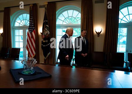 24. April 2020, Washington, District of Columbia, USA: US-Präsident Donald J. Trump verlässt den Kabinettsaal mit dem Administrator der NASA, Jim Bridenstine, nach einer Präsentation der NASA-Führung über ihre COVID-19-Reaktion im Weißen Haus in Washington DC am 24. April 2020 (Credit Image: © Anna Moneymaker/CNP via ZUMA Wire) Stockfoto