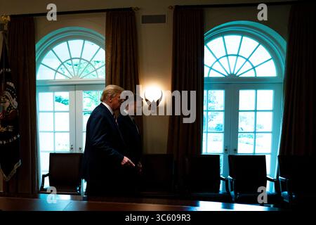 24. April 2020, Washington, District of Columbia, USA: US-Präsident Donald J. Trump verlässt den Kabinettsaal mit dem Administrator der NASA, Jim Bridenstine, nach einer Präsentation der NASA-Führung über ihre COVID-19-Reaktion im Weißen Haus in Washington DC am 24. April 2020 (Credit Image: © Anna Moneymaker/CNP via ZUMA Wire) Stockfoto