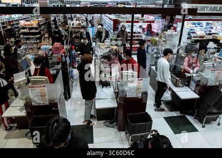 21. April 2020, Tokio, Japan: Menschen, die Gesichtsmasken als Präventivmaßnahme tragen, stehen während der Coronavirus-Krise in einem Supermarkt an. Die japanische Regierung hat den Ausnahmezustand ausgerufen, um das ganze Land abzudecken und wird bis zum 6. Mai fortgesetzt. Der Gouverneur von Tokio, Yuriko Koike, hat als vorbeugende Maßnahme gegen COVID-2019 darum gebeten, Restaurants und Bars um 20:00 Uhr zu schließen. (Credit Image: © Viola kam/SOPA Images via ZUMA Wire) Stockfoto