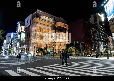 23. April 2020, Tokio, Japan: Menschen, die Gesichtsmasken als Präventivmaßnahme tragen, gehen während der Coronavirus-Krise an einem Geschäftsgebiet vorbei. Die japanische Regierung hat den Ausnahmezustand ausgerufen, um das ganze Land abzudecken und wird bis zum 6. Mai fortgesetzt. Der Gouverneur von Tokio, Yuriko Koike, hat als vorbeugende Maßnahme gegen COVID-2019 darum gebeten, Restaurants und Bars um 20:00 Uhr zu schließen. (Credit Image: © Viola kam/SOPA Images via ZUMA Wire) Stockfoto