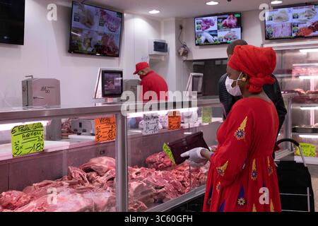 25. April 2020, Paris, Frankreich: Eine Frau, die während des Ramadan während der Coronavirus-Pandemie eine Gesichtsmaske trägt. In Saint Denis, einem Pariser Vorort, in dem die Bevölkerung überwiegend muslimisch ist, stehen Menschen auf Märkten und Metzgereien an, um Ramadan-Mahlzeiten in Zeiten der Pandemie zuzubereiten. Sie tragen Masken, um sich vor dem Virus zu schützen, aber soziale Distanzierung ist bei weitem nicht erfüllt. (Kreditbild: © Andreina Flores/SOPA Images via ZUMA Wire) Stockfoto