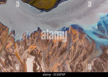 Luftaufnahme des geflochtenen Flusssystems mit leuchtenden Farben in Island Stockfoto