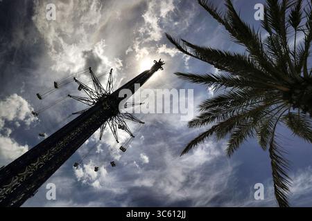 30. April 2020, Orlando, FL, USA: Der StarFlyer Swing Ride in Orlando ist auf einem verlassenen International Drive geschlossen, da die Reaktion auf die Coronavirus-Pandemie den Unterhaltungs-, Einkaufs- und Restaurantbezirk südlich der Innenstadt von Orlando in Mitleidenschaft zieht. (Kreditbild: © TNS via ZUMA Wire) Stockfoto