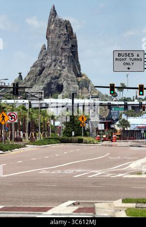 30. April 2020, Orlando, FL, USA: Die zentrale Attraktion im Volcano Bay Wasserpark von Universal erhebt sich über einem verlassenen International Drive, während die Reaktion auf die Coronavirus-Pandemie den Tourismus, die Geschäfte und die Restaurants in den Mittelpunkt stellt. (Kreditbild: © TNS via ZUMA Wire) Stockfoto