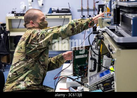 17. April 2020 - Ogden, Utah, USA - Kandidat Korey Rasmussen, Ausbildung zum Wartungstechniker im Gesundheitswesen bei der 971st Medical Logistics Company, 807th Medical Command, führt am 17. April 2020 Wartungsarbeiten an einem Impact 754 Ventilator an der Konzentrationsstelle für medizinische Geräte für die 88th Readiness Division in Ogden, Utah durch. Soldaten und Zivilisten, die bei MECS 88 arbeiten und freiwillig tätig sind, warten und reparieren medizinische Ausrüstung, um sie zur Unterstützung der medizinischen Einheiten der Armeereserve einzusetzen, die auf die COVID-19-Pandemie reagieren. (Kreditbild: © Jeremiah Woo Stockfoto
