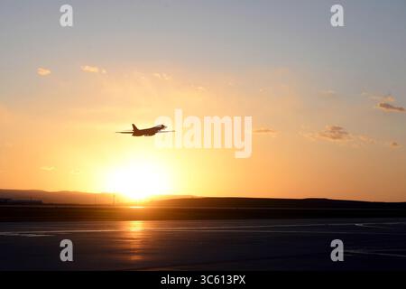 28. April 2020 - Ellsworth Air Force Base, South Dakota, USA - Ein B-1B Lancer, der für den 28. Bombenflügel von der Ellsworth Air Force Base, S.D., am 28. April 2020 zur Unterstützung einer Bomber Task Force Mission in der indopazifischen Region eingesetzt wurde. Diese Operation demonstriert das dynamische Einsatzmodell der US Air Forces im Einklang mit den Zielen der National Defense Strategiys der strategischen Vorhersehbarkeit und der operativen Unvorhersehbarkeit. (Kreditbild: © Quentin Marx/USA Air Force/ZUMA Wire/ZUMAPRESS.com) Stockfoto