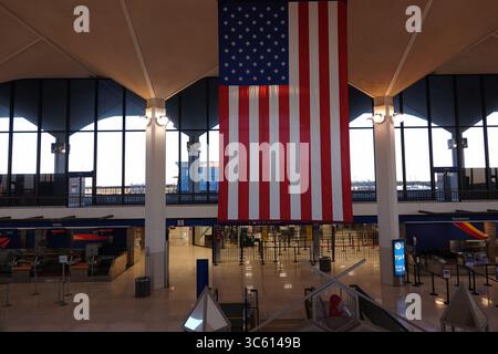 30. April 2020, Memphis, Tennessee, USA: KEINE WARTEZEIT, UM NIRGENDWOHIN ZU GEHEN -- das Hauptterminal DES INTERNATIONALEN FLUGHAFENS VON MEMPHIS ähnelt einer Geisterstadt am Donnerstagabend, 30. April 2020, fast komplett leer und die Ticketschalter geschlossen, mit nur zwei Ankunftsterminen. Mehr als die Hälfte der Flüge wurde aufgrund der Coronavirus-COVID-19-Pandemie gestrichen. (Kreditbild: © Karen Focht/ZUMA Wire) Stockfoto