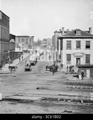 25. Februar 2020, Atlanta, Georgia, USA: Straßenszene mit Blick nach Norden über Gleise auf der Whitehall Street, mit Wagon Train, der auf eine andere Straße abbiegt, Atlanta, Georgia, Foto von George N. Barnard, 1864 (Credit Image: © JT Vintage/Glasshouse Via ZUMA Wire) Stockfoto