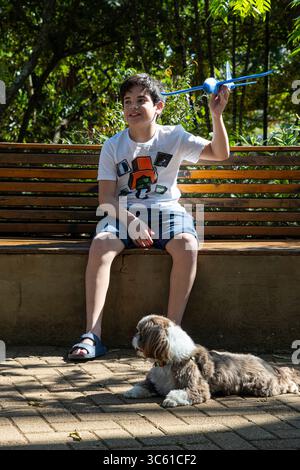 12-jähriger brasilianischer Teenager sitzt mit seinem Flugzeug bereit, es zu starten. Stockfoto