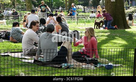 3. Mai 2020, New York, New York, USA: Menschenmassen genießen das schöne Frühlingswetter im Washington Square Park und scheinen sich wenig um soziale Distanzierung und das Risiko einer Pandemie zu kümmern. Sonntag, 3. Mai 2020 (Credit Image: © John Marshall Mantel/ZUMA Wire) Stockfoto