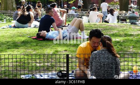 3. Mai 2020, New York, New York, USA: Menschenmassen genießen das schöne Frühlingswetter im Washington Square Park und scheinen sich wenig um soziale Distanzierung und das Risiko einer Pandemie zu kümmern. Sonntag, 3. Mai 2020 (Credit Image: © John Marshall Mantel/ZUMA Wire) Stockfoto