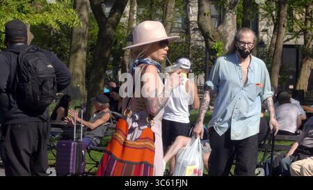 Mai 2020, New York, New York, USA: Massen von New Yorkern genießen das schöne Frühlingswetter im Washington Square Park und scheinen sich wenig um soziale Distanzierung oder das Risiko einer Pandemie zu kümmern. Sonntag, 3. Mai 2020 (Kreditbild: © John Marshall Mantel/ZUMA Wire) Stockfoto