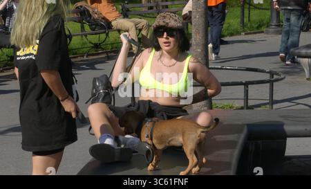 Mai 2020, New York, New York, USA: Massen von New Yorkern genießen das schöne Frühlingswetter im Washington Square Park und scheinen sich wenig um soziale Distanzierung oder das Risiko einer Pandemie zu kümmern. Sonntag, 3. Mai 2020 (Kreditbild: © John Marshall Mantel/ZUMA Wire) Stockfoto