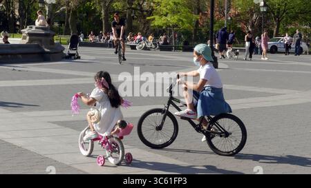 Mai 2020, New York, New York, USA: Massen von New Yorkern genießen das schöne Frühlingswetter im Washington Square Park und scheinen sich wenig um soziale Distanzierung oder das Risiko einer Pandemie zu kümmern. Sonntag, 3. Mai 2020 (Kreditbild: © John Marshall Mantel/ZUMA Wire) Stockfoto