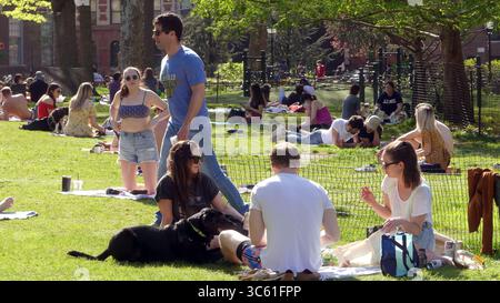 Mai 2020, New York, New York, USA: Massen von New Yorkern genießen das schöne Frühlingswetter im Washington Square Park und scheinen sich wenig um soziale Distanzierung oder das Risiko einer Pandemie zu kümmern. Sonntag, 3. Mai 2020 (Kreditbild: © John Marshall Mantel/ZUMA Wire) Stockfoto