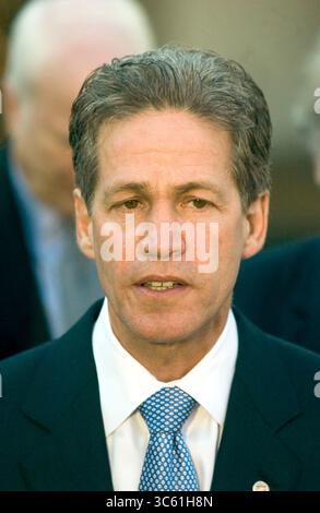 16. Dezember 2005, Washington, District of Columbia, USA: US-Senator Norm Coleman (Republikaner von Minnesota) beantwortet Fragen im Weißen Haus in Washington, DC, nachdem US-Präsident George W. Bush und Beamte des US-Verteidigungsministeriums (DoD) am 16. Dezember 2005 über den Krieg im Irak informiert wurden (Foto: © Ron Sachs/CNP via ZUMA Wire) Stockfoto