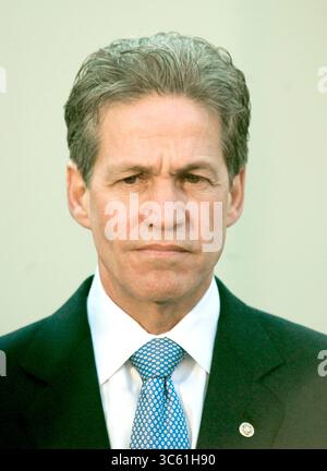 16. Dezember 2005, Washington, District of Columbia, USA: US-Senator Norm Coleman (Republikaner von Minnesota) beantwortet Fragen im Weißen Haus in Washington, DC, nachdem US-Präsident George W. Bush und Beamte des US-Verteidigungsministeriums (DoD) am 16. Dezember 2005 über den Krieg im Irak informiert wurden (Foto: © Ron Sachs/CNP via ZUMA Wire) Stockfoto