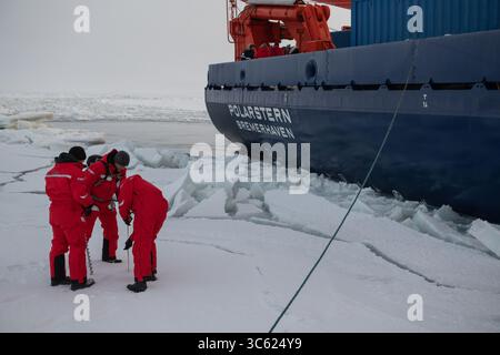 5. Oktober 2019, Arktisches Meer, Arktis: Ankunft in Mosaikeisscholle. Eine Gruppe Wissenschaftler verlässt das Schiff Polarstern für eine Eisvermessung. Mosaic ist die größte Polarexpedition der Geschichte: Im September 2019 hat der deutsche Forschungseisbrecher Polarstern aus Tromso, Norwegen, die Segel gesetzt, um ein Jahr lang im Eis gefangen durch den Arktischen Ozean zu treiben. Das Ziel der Mosaikexpedition ist es, die Arktis als Epizentrum der globalen Erwärmung so genau wie möglich zu betrachten und grundlegende Einblicke zu gewinnen, die entscheidend für ein besseres Verständnis des globalen Klimawandels sind. Hunderte von Forschern aus 20 Ländern sind Invol Stockfoto