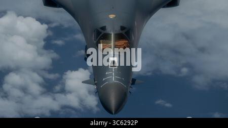 5. Mai 2020 – USA – Eine 9. Expeditionsbombenstaffel B-1B Lancer fliegt während einer Trainingsmission über dem Ostchinesischen Meer, 6. Mai 2020. Die 9. EBS wird auf der Luftwaffenbasis Andersen, Guam, als Teil einer Bomber Task Force eingesetzt, die Forcesâ strategische Abschreckungsmissionen und das Engagement für die Sicherheit und Stabilität der indopazifischen Region unterstützt. (Kreditbild: © River Bruce/USA Luftwaffe /ZUMA Wire/ZUMAPRESS.com) Stockfoto