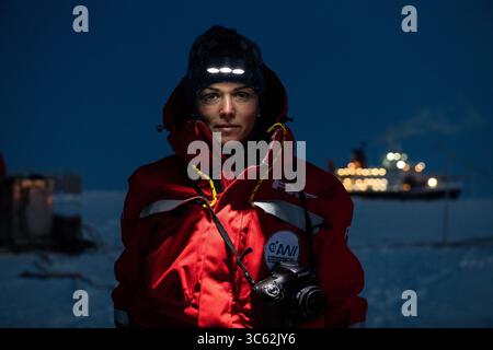 15. Oktober 2019, Arktis: Teamfotograf ESTHER HORVATH auf dem Eis nahe dem deutschen Forschungseisbrecher Polarstern. „Das ist definitiv mein Lieblingswetter und noch mehr mein Lieblingslicht. Ich könnte 24 Stunden in dieser Dämmerung verbringen. Dieses Licht und die Umgebung zu sehen, scheint fast unwirklich zu sein.“ Sagte Horvath. Mosaic ist die größte Polarexpedition der Geschichte: Im September 2019 hat der deutsche Forschungseisbrecher Polarstern aus Tromso, Norwegen, die Segel gesetzt, um ein Jahr lang im Eis gefangen durch den Arktischen Ozean zu treiben. Das Ziel der Mosaikexpedition ist es, den genauesten Blick zu werfen Stockfoto