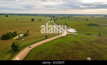 Atemberaubende Luftlandschaft von Casanare, Kolumbien, mit weiten Feldern, gewundenen Feldwegen und Wasserstellen inmitten der natürlichen Umgebung. Stockfoto