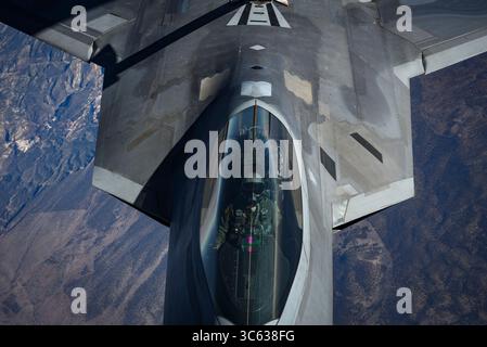 7. Februar 2018 - Nellis Air Force Base, Nevada, USA - ein F-22 Raptor, der der 27th Fighter Squadron auf der Joint Base Langley-Eustis, Virginia zugewiesen wurde, erhält während der Red Flag 18-1 über der Nevada Test and Training Range, 7. Februar 2018 Treibstoff. Red Flag unterstützt Piloten beim Training für Echtzeit-Kriegsszenarien und testet ihre Bereitschaft für zukünftige Konflikte. (Kreditbild: © Andrew Sarver/USA Air Force/ZUMA Wire/ZUMAPRESS.com) Stockfoto
