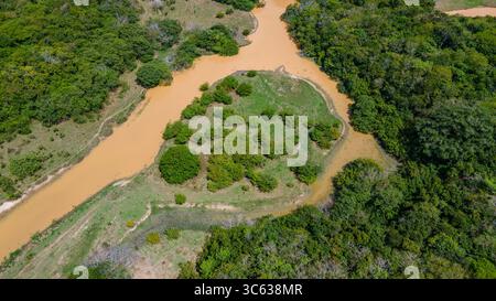 Atemberaubende Luftaufnahme des sich windenden Flusses und der üppigen Vegetation in Casanare, Kolumbien, die die Schönheit der Natur zeigt. Stockfoto