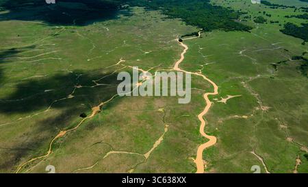 Atemberaubende Aussicht aus der Luft auf das ruhige Casanare, Kolumbien, mit üppiger Natur und gewundenen Wasserstraßen in einer riesigen grünen Landschaft. Stockfoto