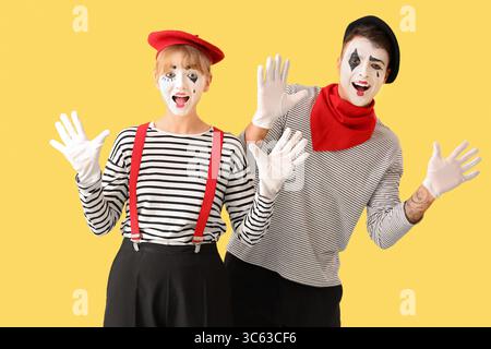 Ein paar Pantomimisten auf gelbem Hintergrund Stockfoto