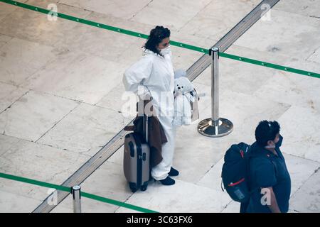 17. Mai 2020, Barajas, MADRID, SPANIEN: Eine mit Maske und EPI-Anzug geschützte Frau wartet am dritten Tag, an dem die Anordnung des Gesundheitsministeriums in Kraft tritt, die Kontrolle im Terminal 4 des Flughafens Madrid-Barajas Adolfo Suarez zu passieren. Seit letztem Freitag werden die ausländischen Gesundheitsteams Hygienekontrollen in Häfen und Flughäfen durchführen. In Madrid (Spanien) am 17. Mai 2020. (Bild: © Oscar J. Barroso/AFP7 via ZUMA Wire) Stockfoto