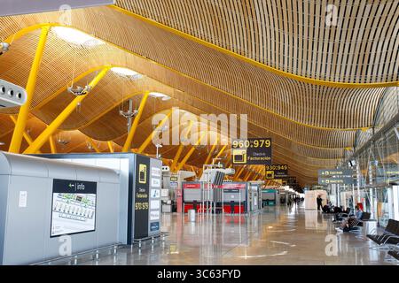 17. Mai 2020, Barajas, MADRID, SPANIEN: Allgemeine Ansicht des Terminals 4 des Flughafens Madrid-Barajas Adolfo Suarez, ungewöhnlich leer am dritten Tag, an dem die Anordnung des Gesundheitsministeriums in Kraft tritt, wonach alle Personen aus dem Ausland innerhalb von 14 Tagen nach seiner Ankunft eine Quarantäne durchführen müssen. Seit letztem Freitag werden die ausländischen Gesundheitsteams Hygienekontrollen in Häfen und Flughäfen durchführen. In Madrid (Spanien) am 17. Mai 2020. (Bild: © Oscar J. Barroso/AFP7 via ZUMA Wire) Stockfoto
